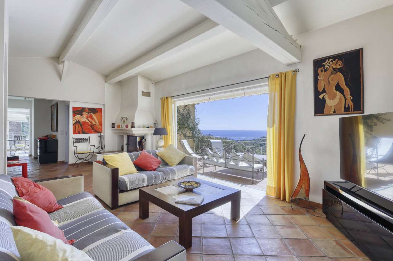 Beautiful 4 bedroom villa, ideally situated on the top of Cavalaire sur Mer