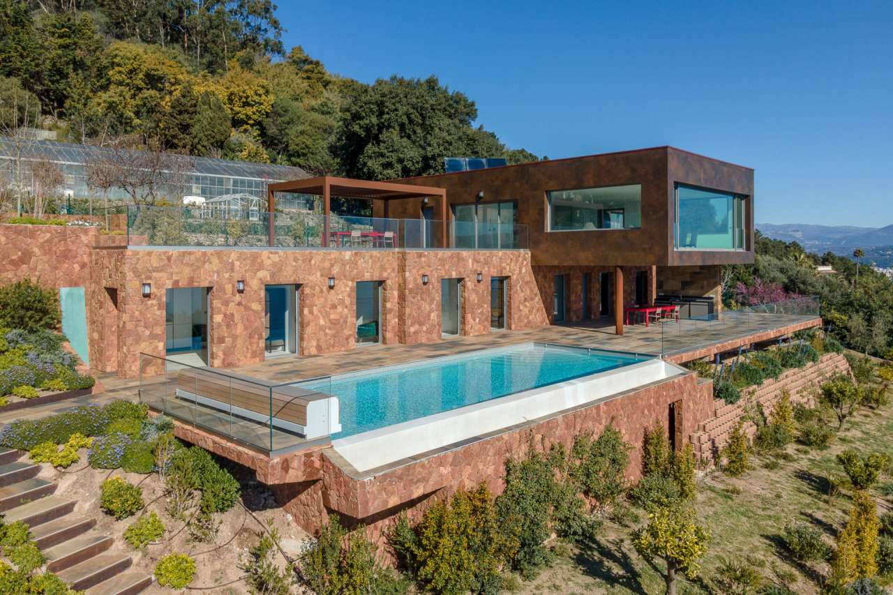 Modern and spacious 6 bedroom newly built villa with separate guest apartme