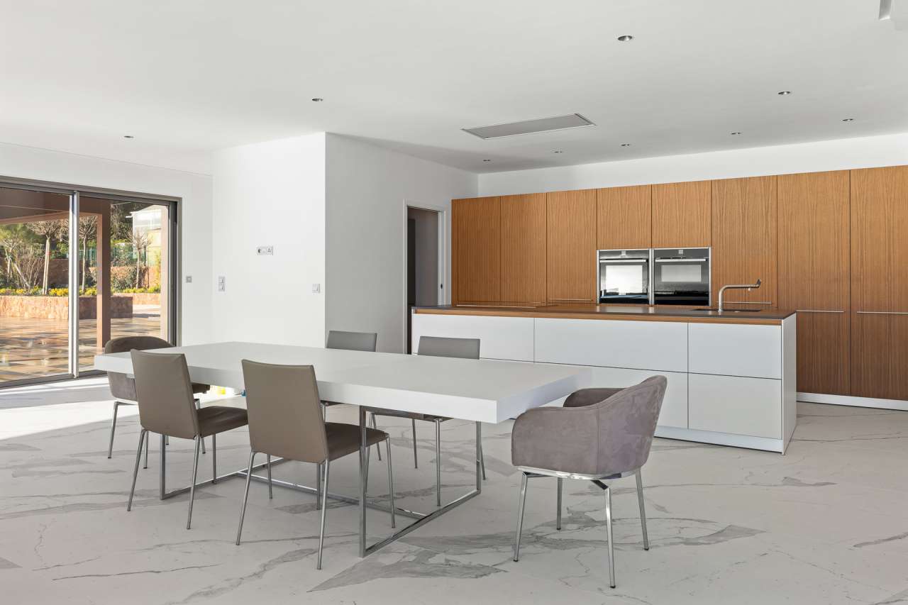 Modern and spacious 6 bedroom newly built villa with separate guest apartme