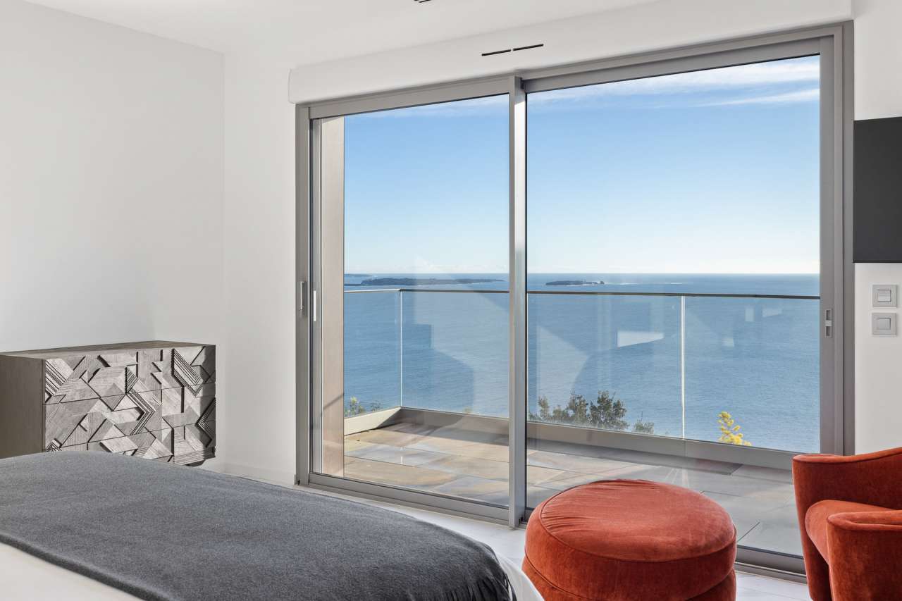 Modern and spacious 6 bedroom newly built villa with separate guest apartme