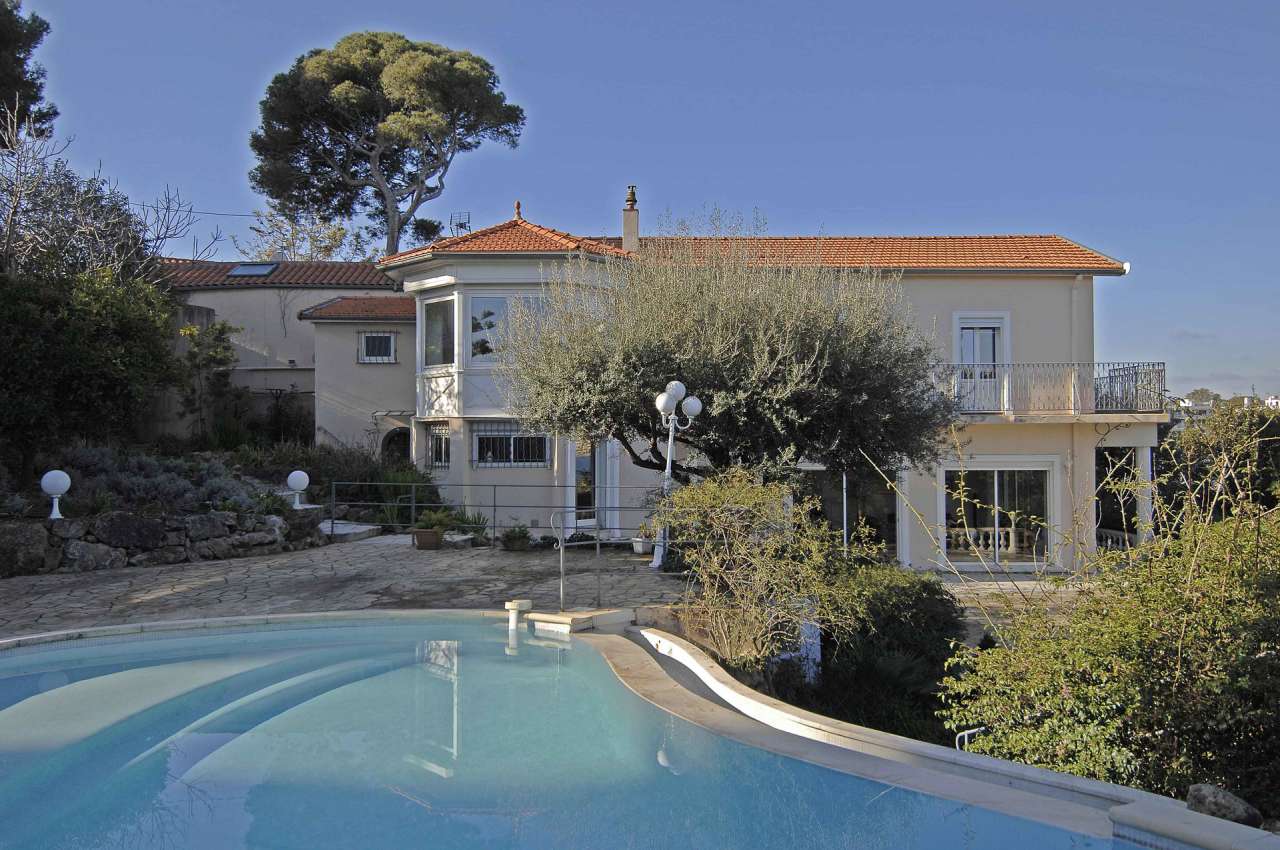 Beautiful 4 bedroom Provencal style villa located in a quiet setting in Ant