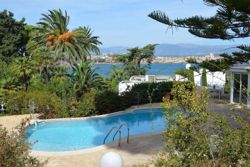 Beautiful 4 bedroom Provencal style villa located in a quiet setting in Ant