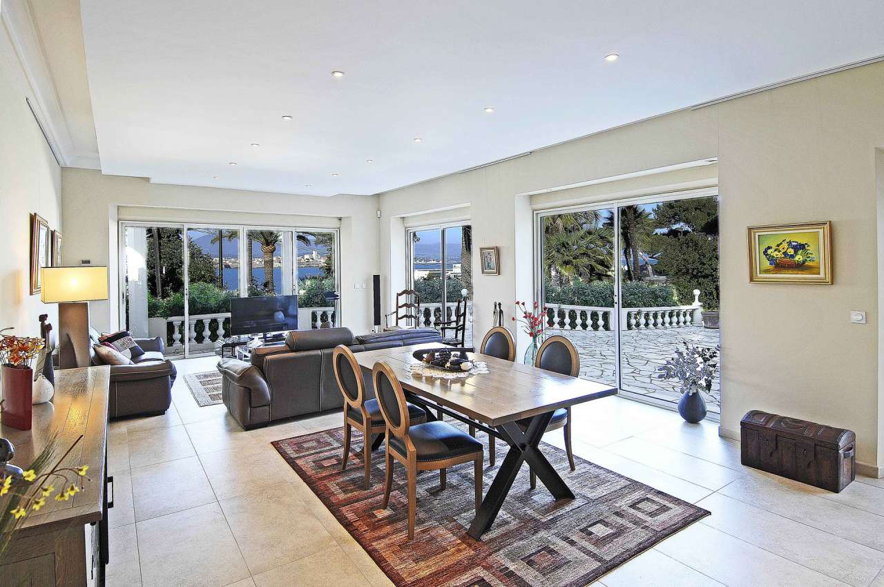 Beautiful 4 bedroom Provencal style villa located in a quiet setting in Ant