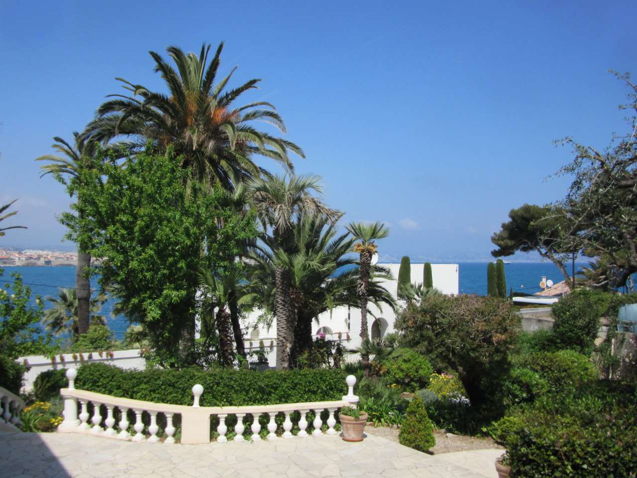 Beautiful 4 bedroom Provencal style villa located in a quiet setting in Ant