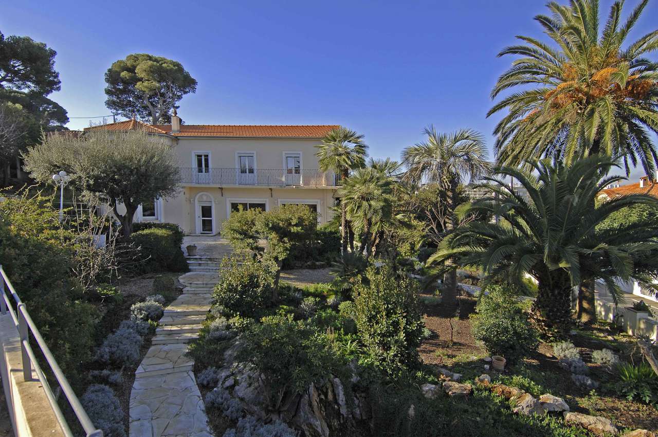 Beautiful 4 bedroom Provencal style villa located in a quiet setting in Ant