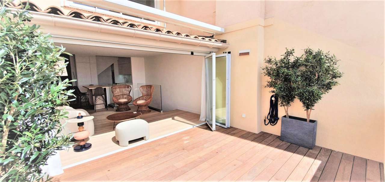 With stunning views facing Cannes old port, this bright, spacious and total
