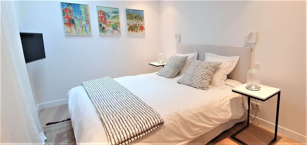 With stunning views facing Cannes old port, this bright, spacious and total