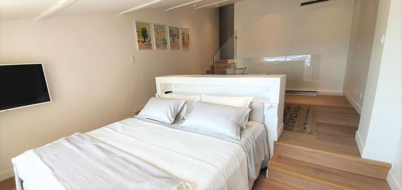 With stunning views facing Cannes old port, this bright, spacious and total