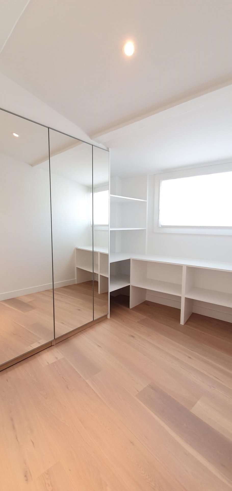 With stunning views facing Cannes old port, this bright, spacious and total