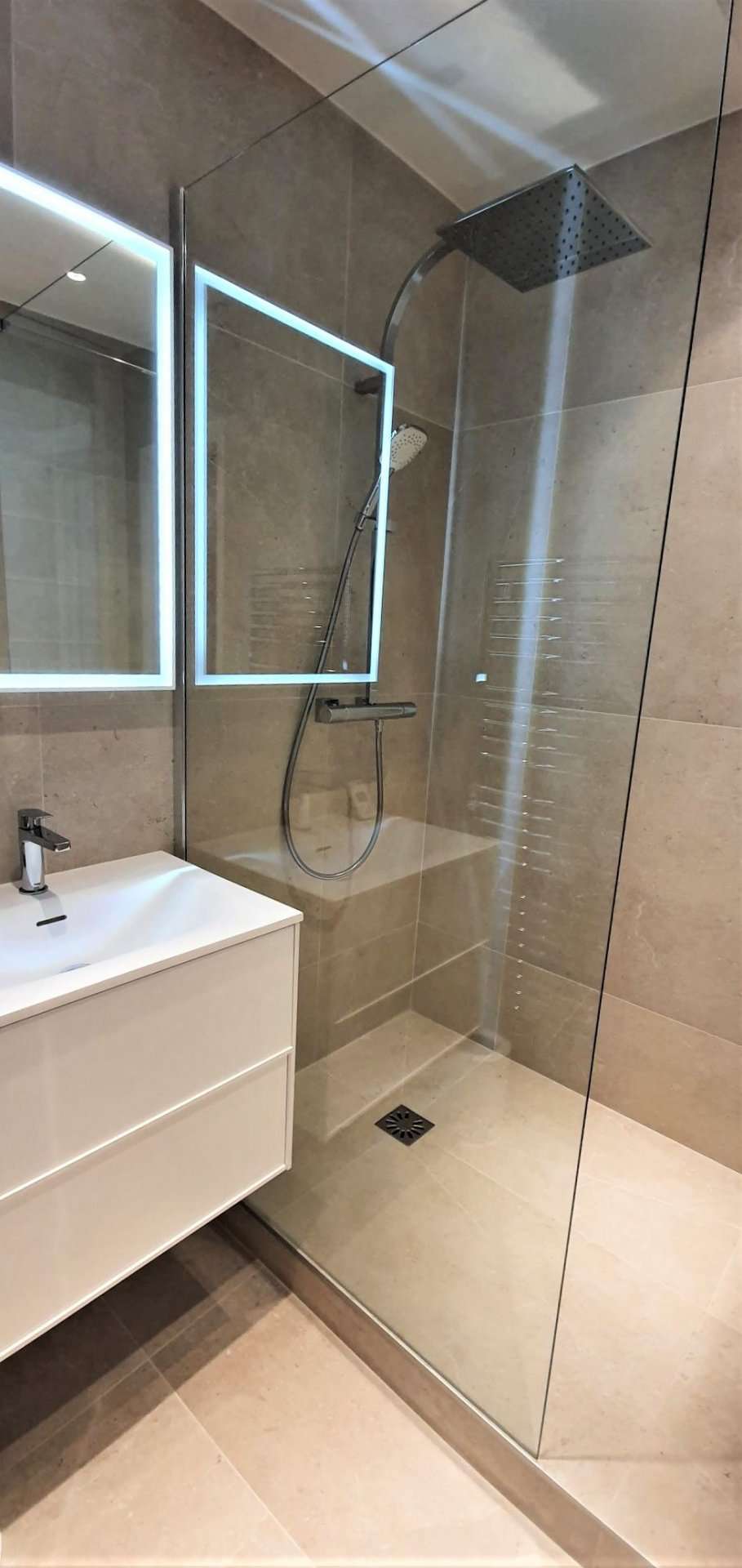 With stunning views facing Cannes old port, this bright, spacious and total