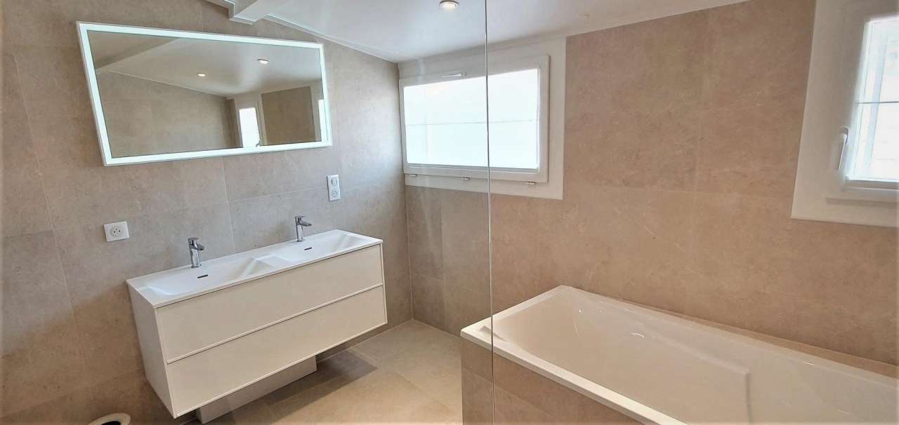 With stunning views facing Cannes old port, this bright, spacious and total