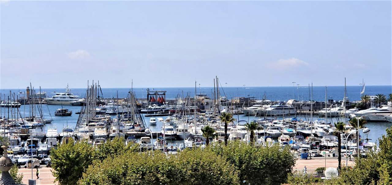With stunning views facing Cannes old port, this bright, spacious and total