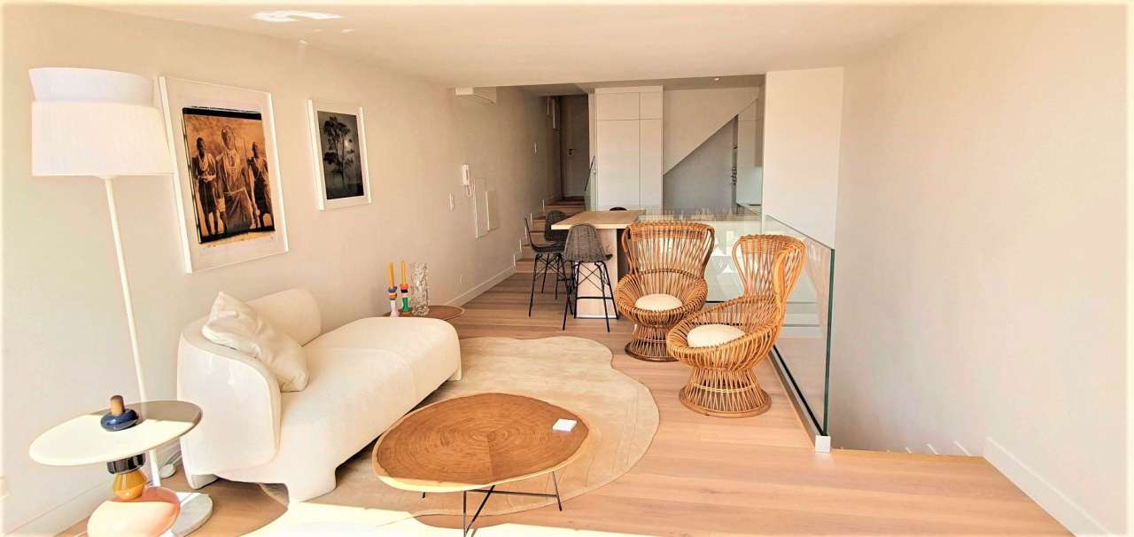 With stunning views facing Cannes old port, this bright, spacious and total