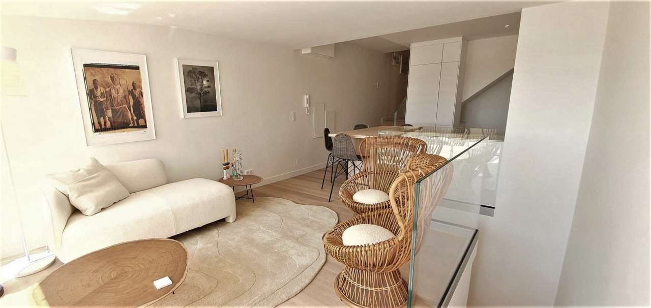 With stunning views facing Cannes old port, this bright, spacious and total