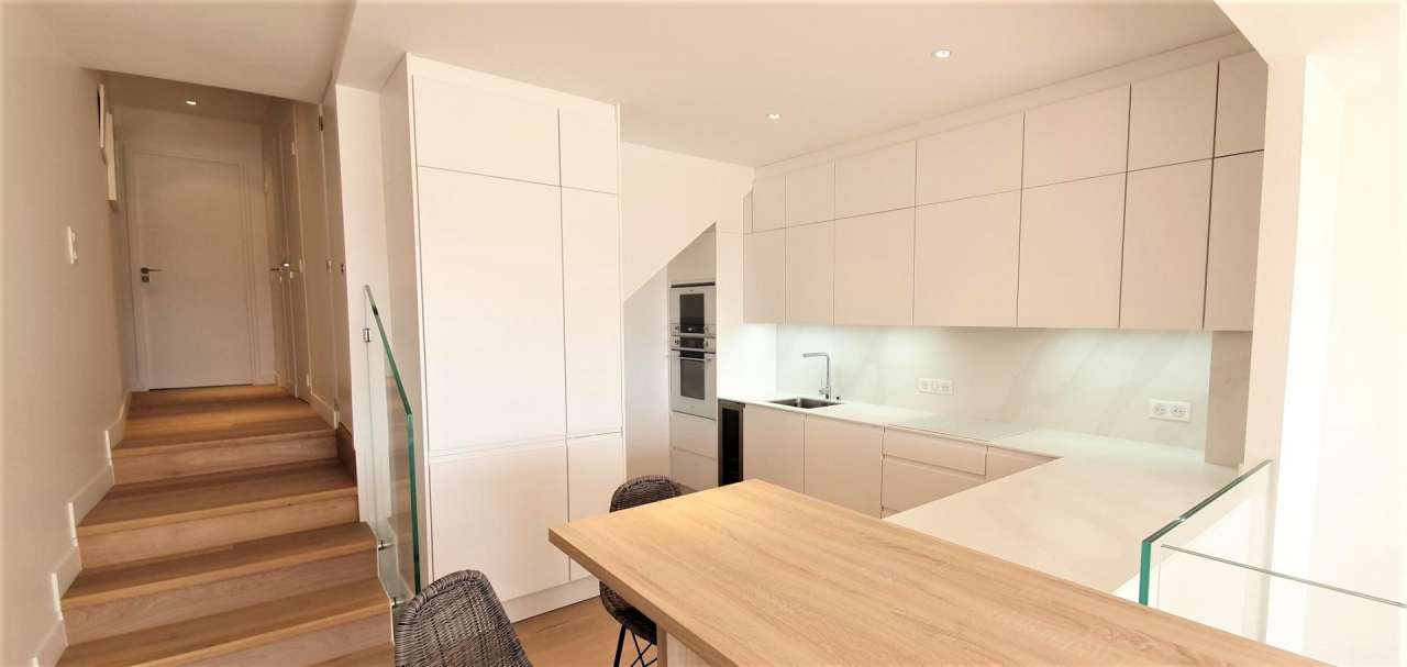 With stunning views facing Cannes old port, this bright, spacious and total