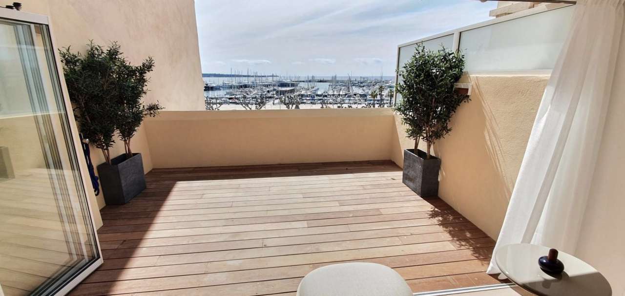 With stunning views facing Cannes old port, this bright, spacious and total