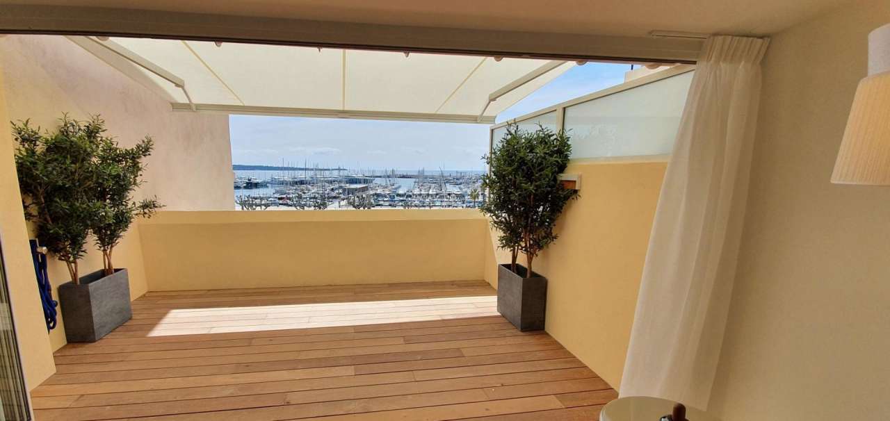 With stunning views facing Cannes old port, this bright, spacious and total