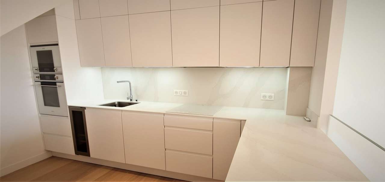 With stunning views facing Cannes old port, this bright, spacious and total