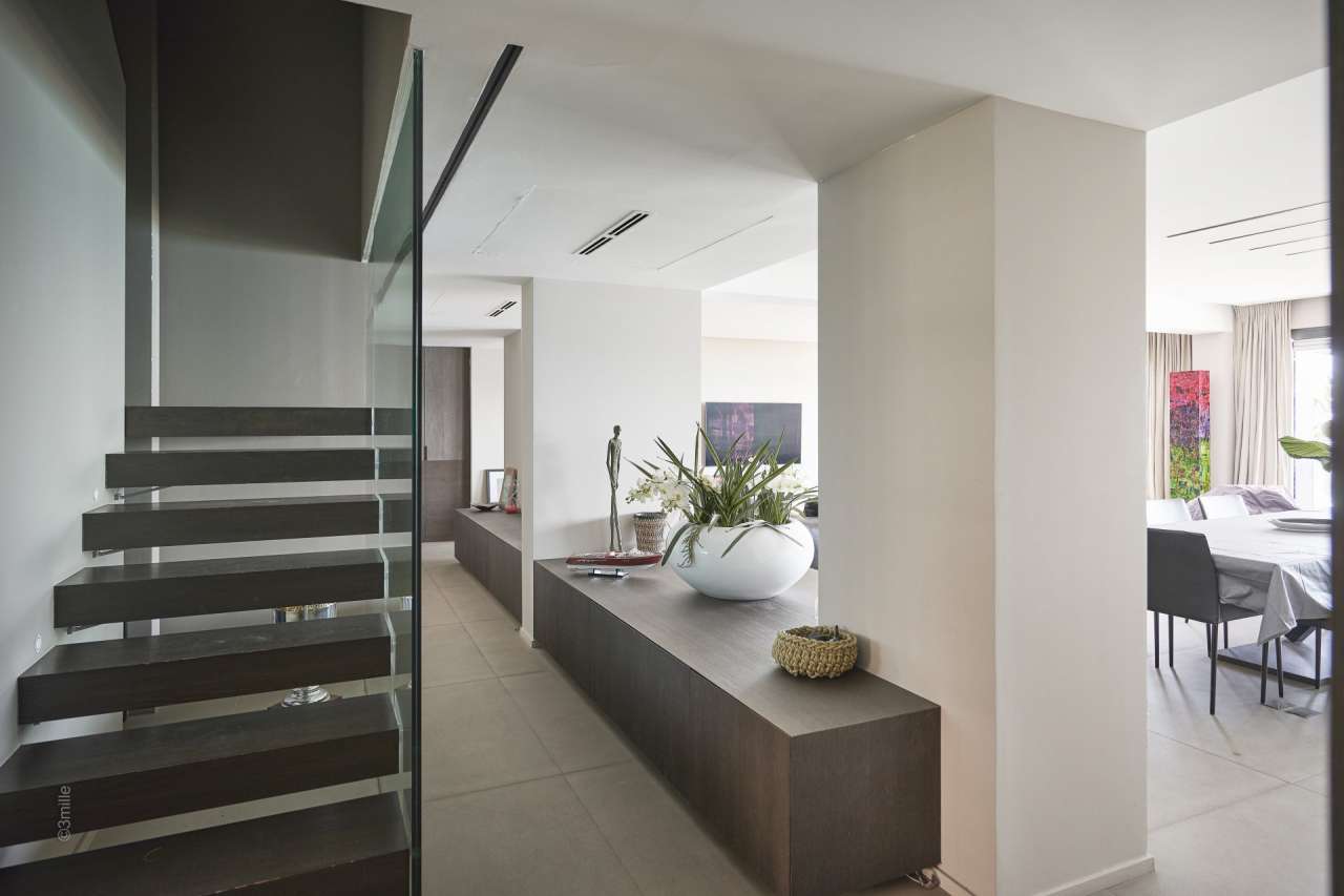 Luxurious and beautifully presented 4 bedroom duplex apartment, ideally sit