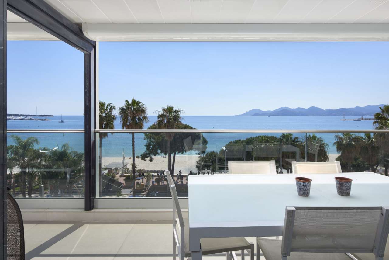 Luxurious and beautifully presented 4 bedroom duplex apartment, ideally sit