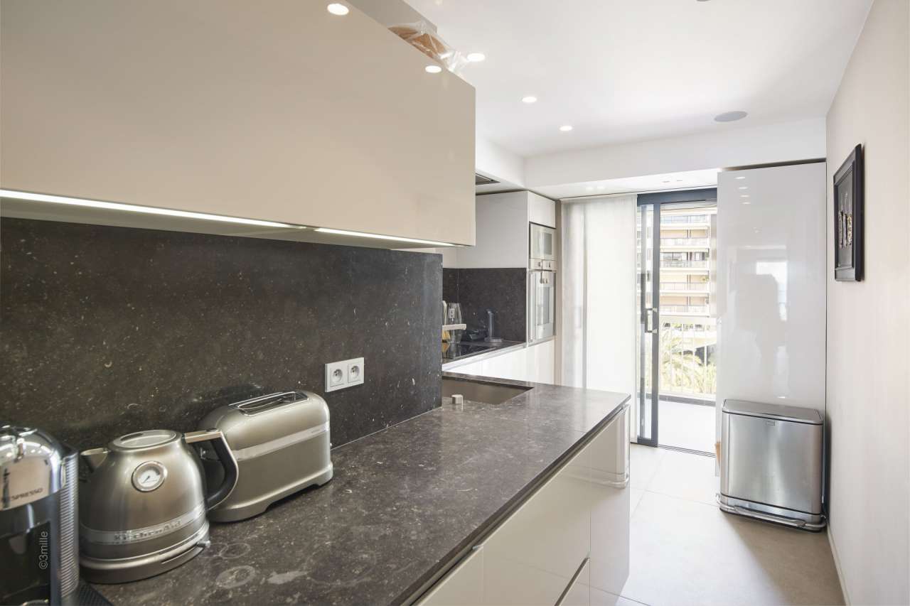 Luxurious and beautifully presented 4 bedroom duplex apartment, ideally sit
