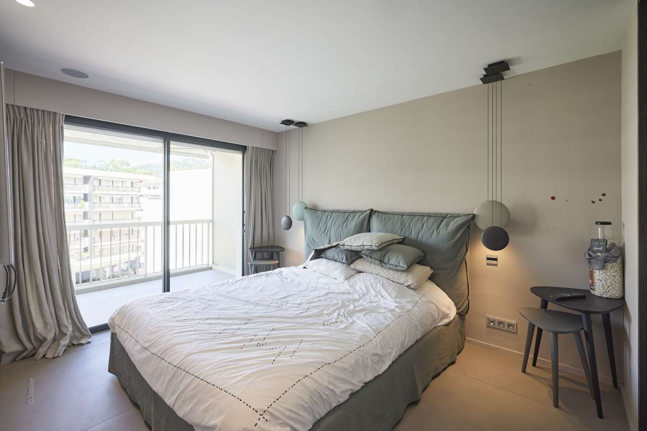 Luxurious and beautifully presented 4 bedroom duplex apartment, ideally sit