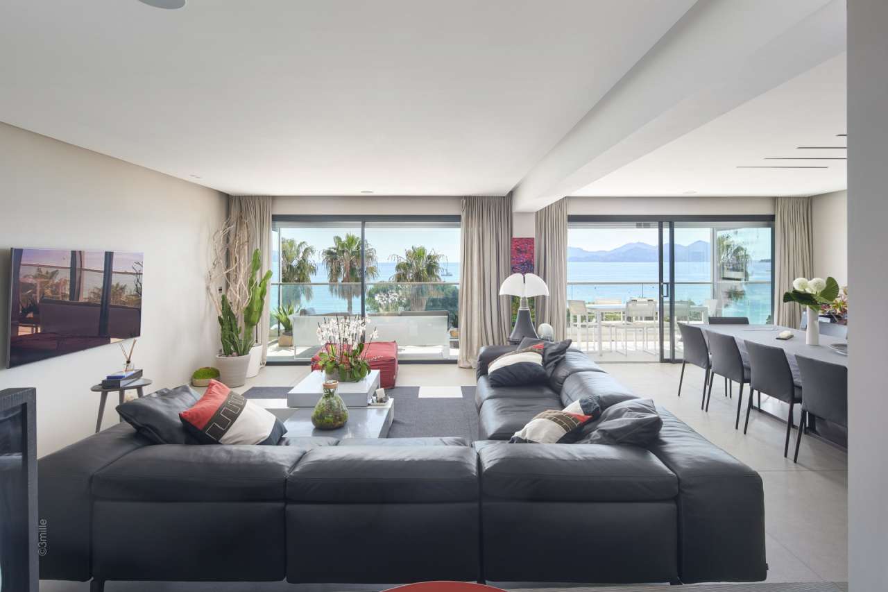 Luxurious and beautifully presented 4 bedroom duplex apartment, ideally sit