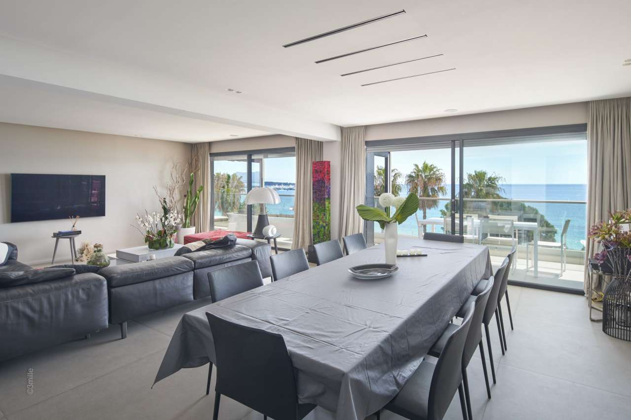 Luxurious and beautifully presented 4 bedroom duplex apartment, ideally sit