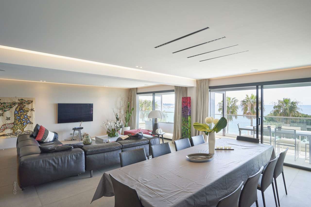 Luxurious and beautifully presented 4 bedroom duplex apartment, ideally sit