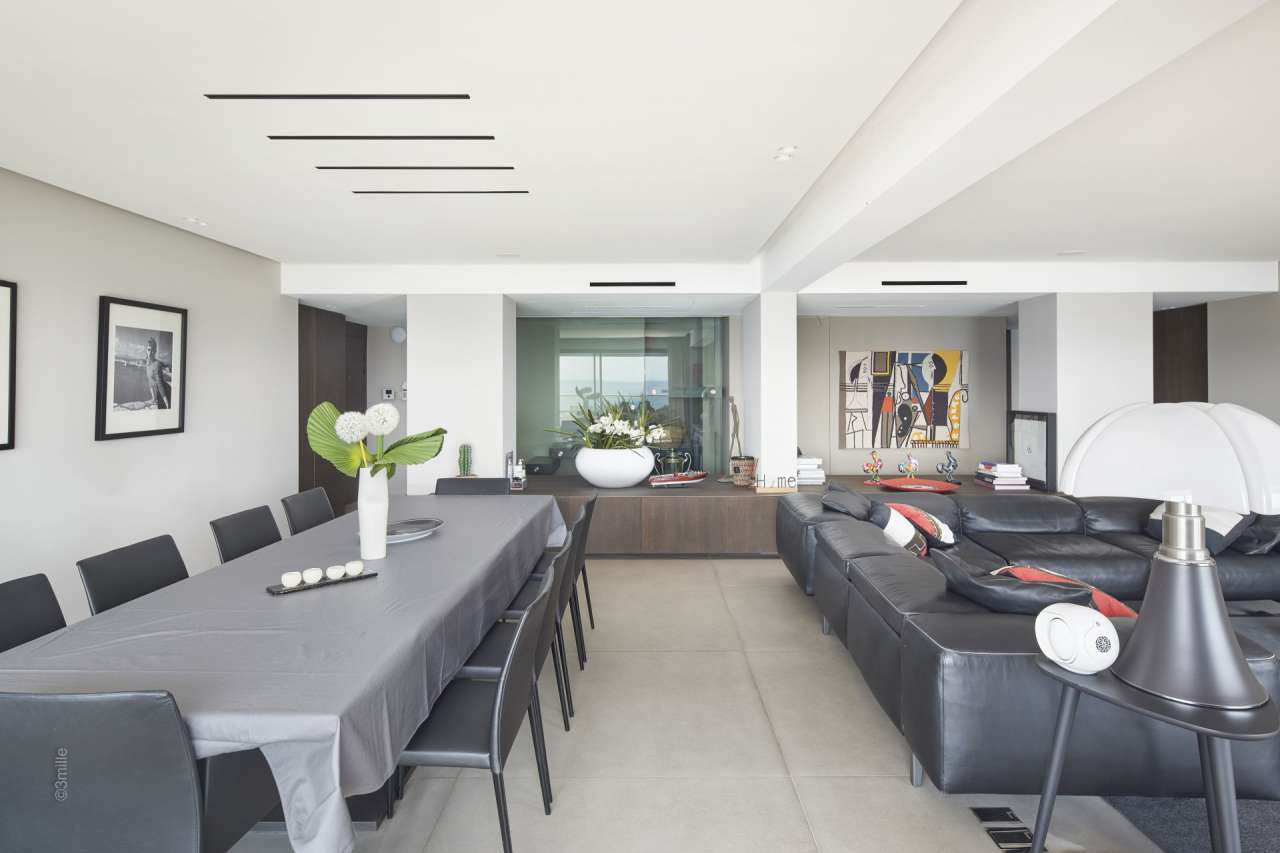 Luxurious and beautifully presented 4 bedroom duplex apartment, ideally sit