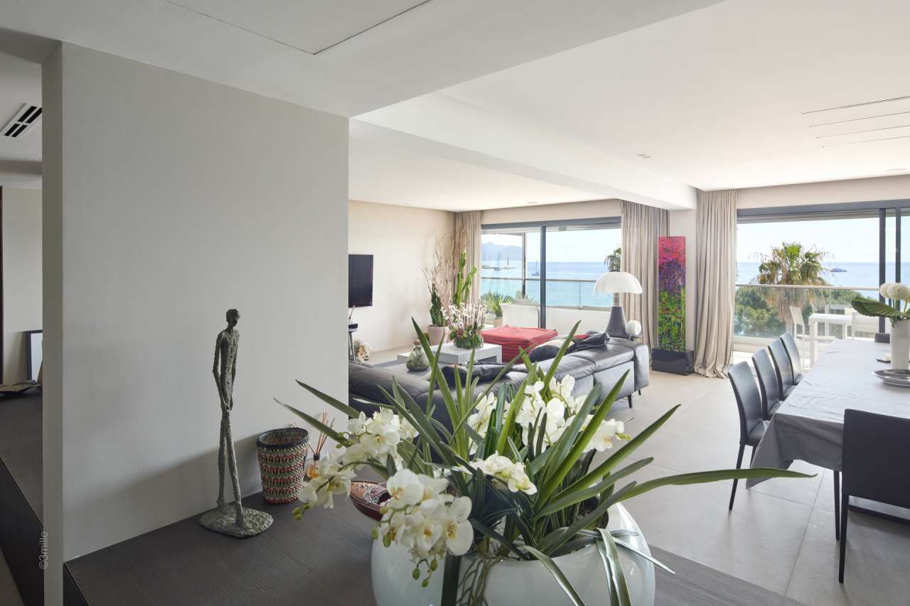 Luxurious and beautifully presented 4 bedroom duplex apartment, ideally sit