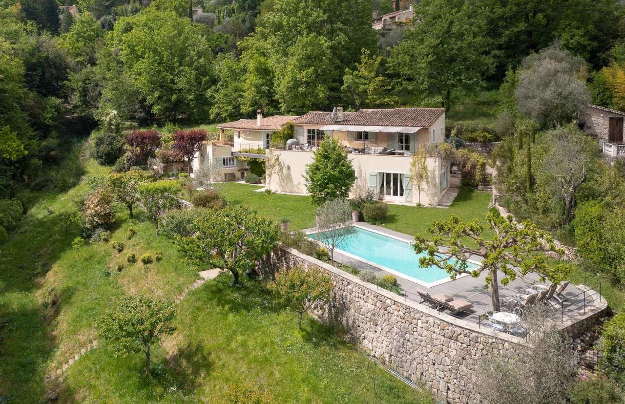 Charming 4 bedroom family home, with a beautifully presented total living a