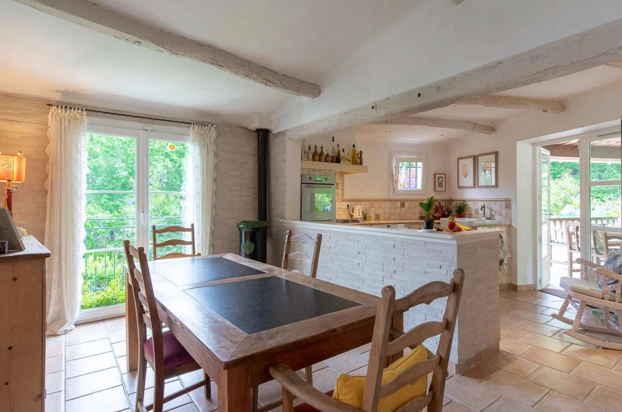 Charming 4 bedroom family home, with a beautifully presented total living a