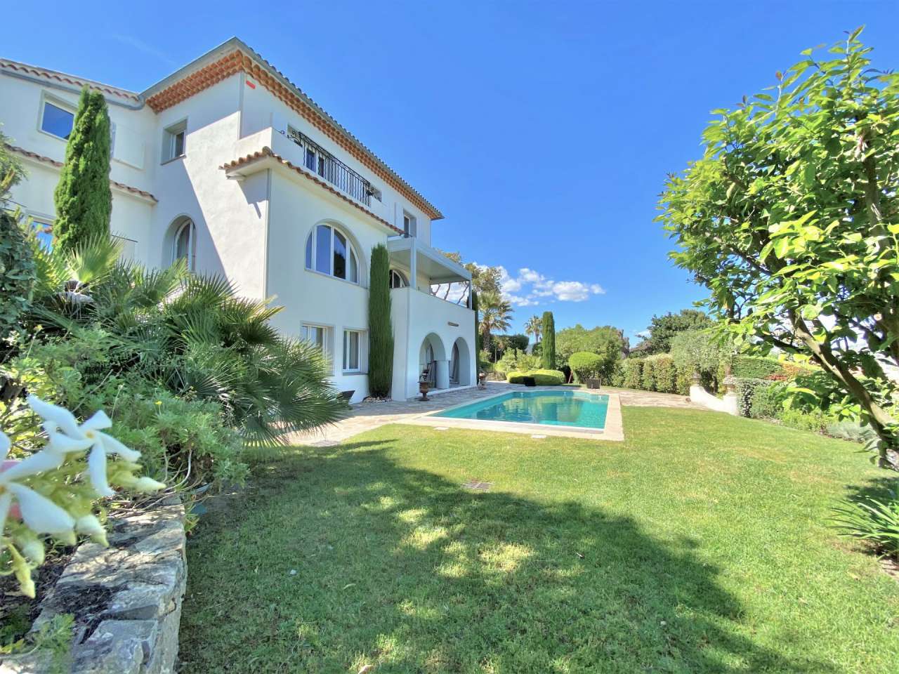 Luxurious and beautifully refurbished 5 bedroom villa, ideally set within a