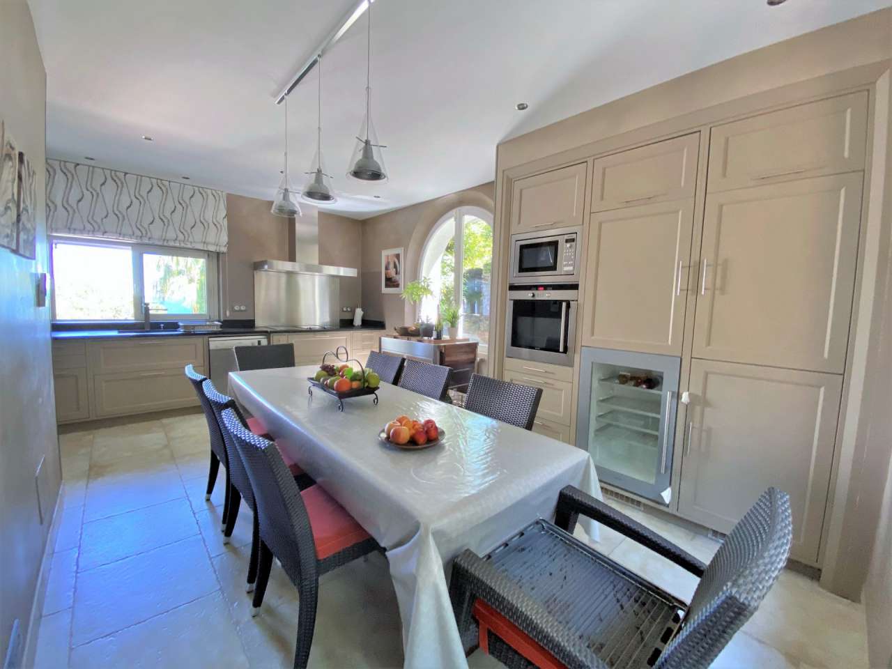 Luxurious and beautifully refurbished 5 bedroom villa, ideally set within a