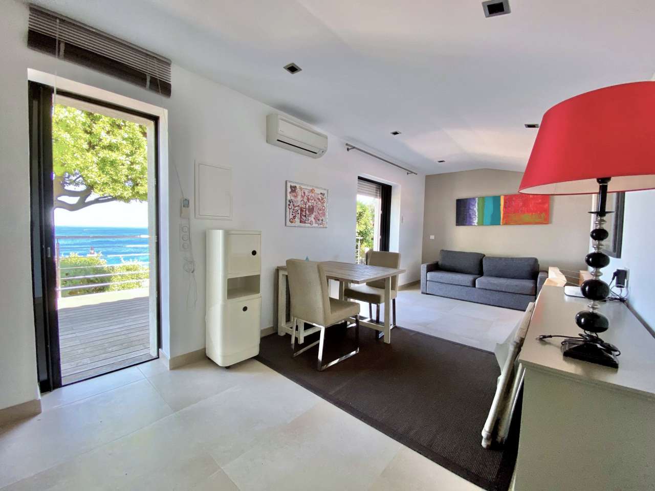 Luxurious and beautifully refurbished 5 bedroom villa, ideally set within a