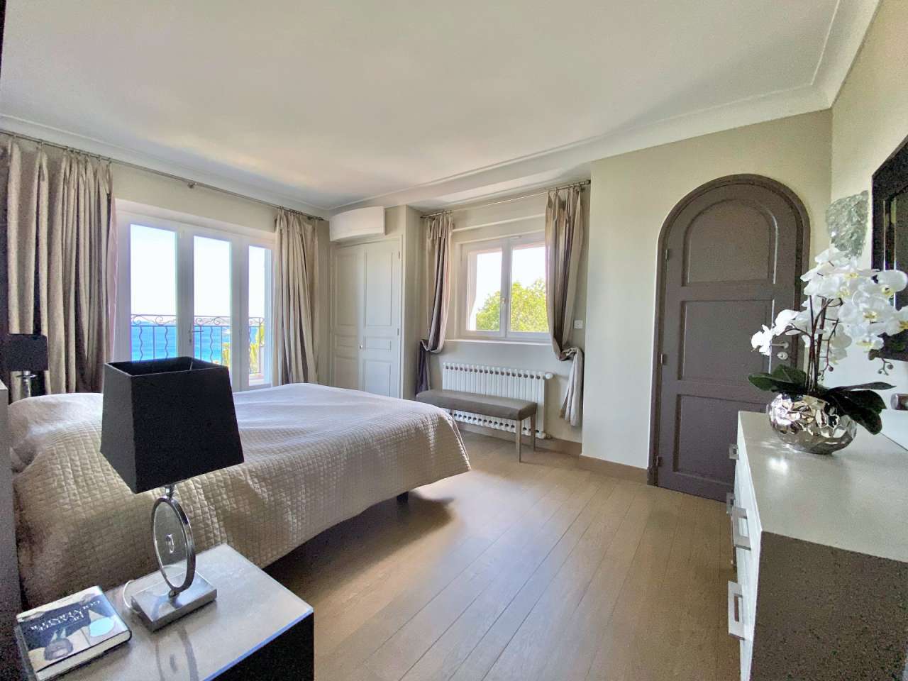 Luxurious and beautifully refurbished 5 bedroom villa, ideally set within a