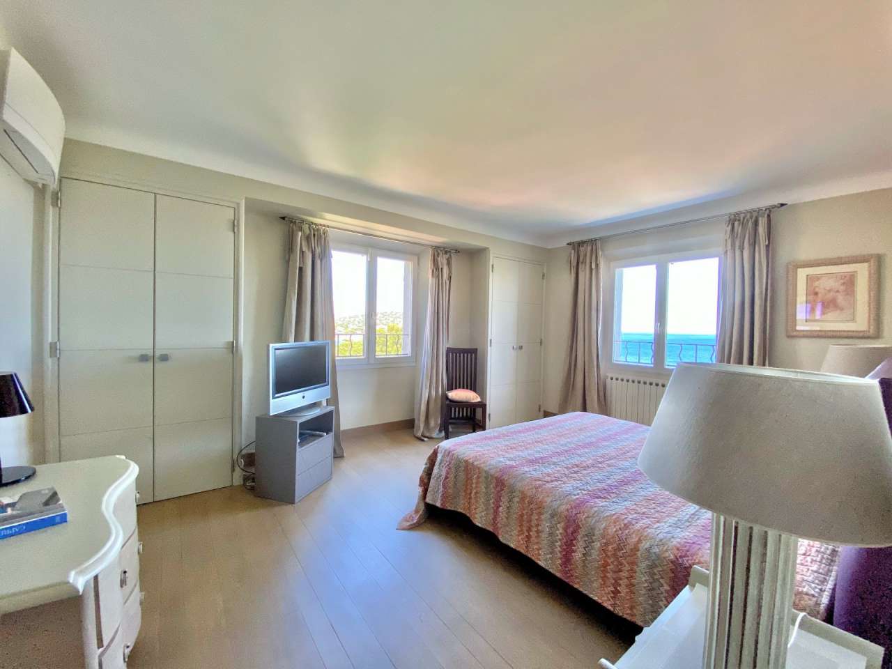 Luxurious and beautifully refurbished 5 bedroom villa, ideally set within a