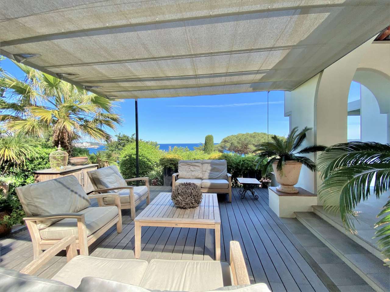 Luxurious and beautifully refurbished 5 bedroom villa, ideally set within a