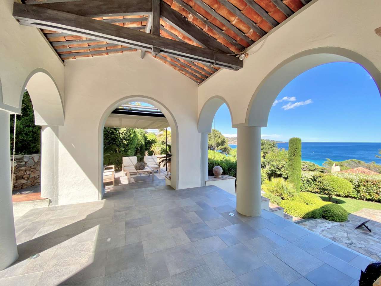 Luxurious and beautifully refurbished 5 bedroom villa, ideally set within a