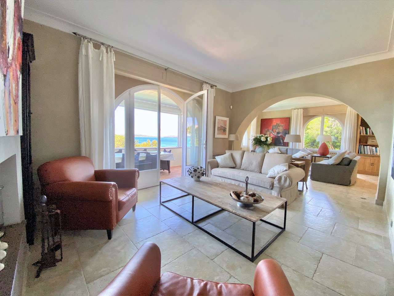 Luxurious and beautifully refurbished 5 bedroom villa, ideally set within a