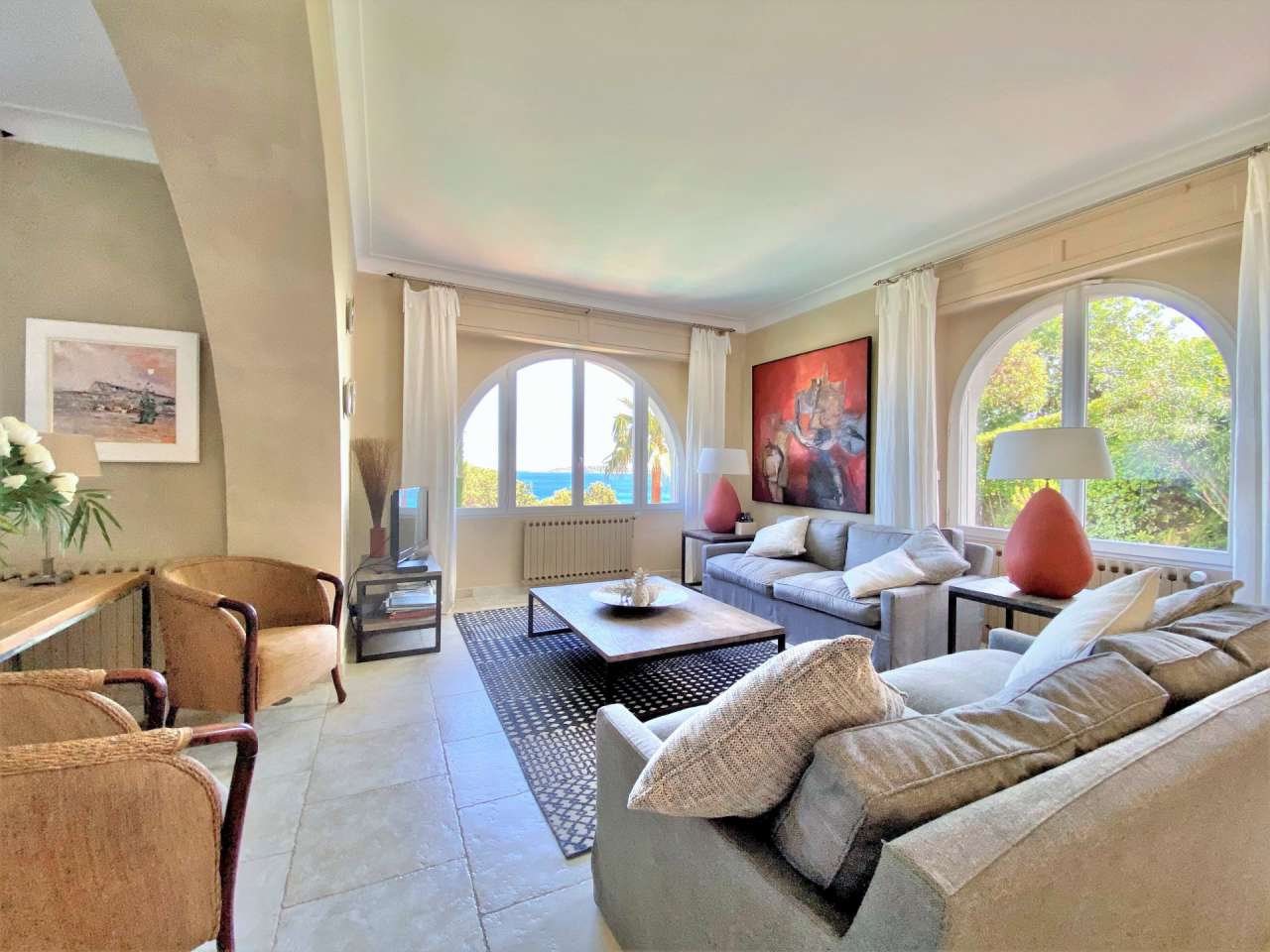 Luxurious and beautifully refurbished 5 bedroom villa, ideally set within a