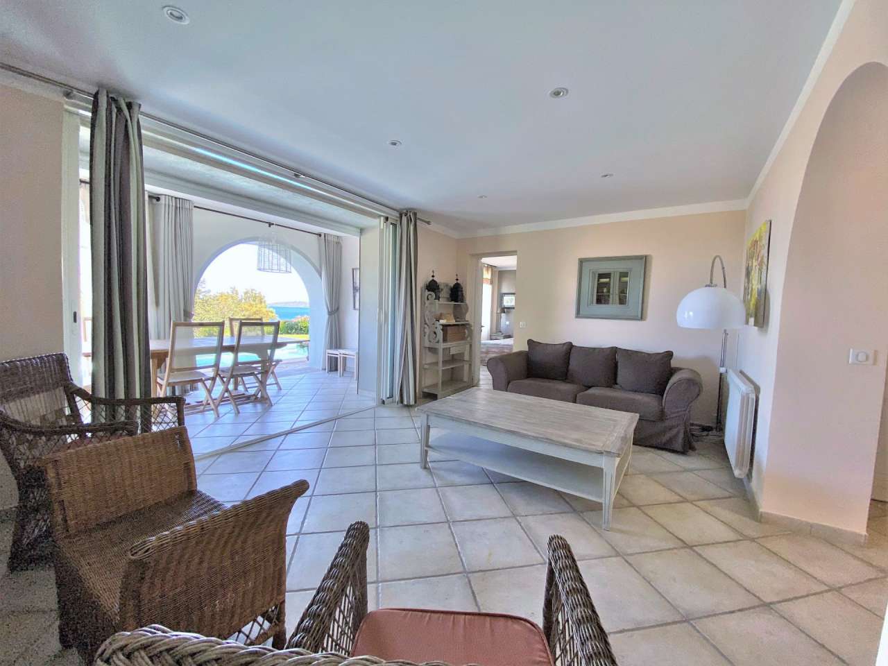Luxurious and beautifully refurbished 5 bedroom villa, ideally set within a