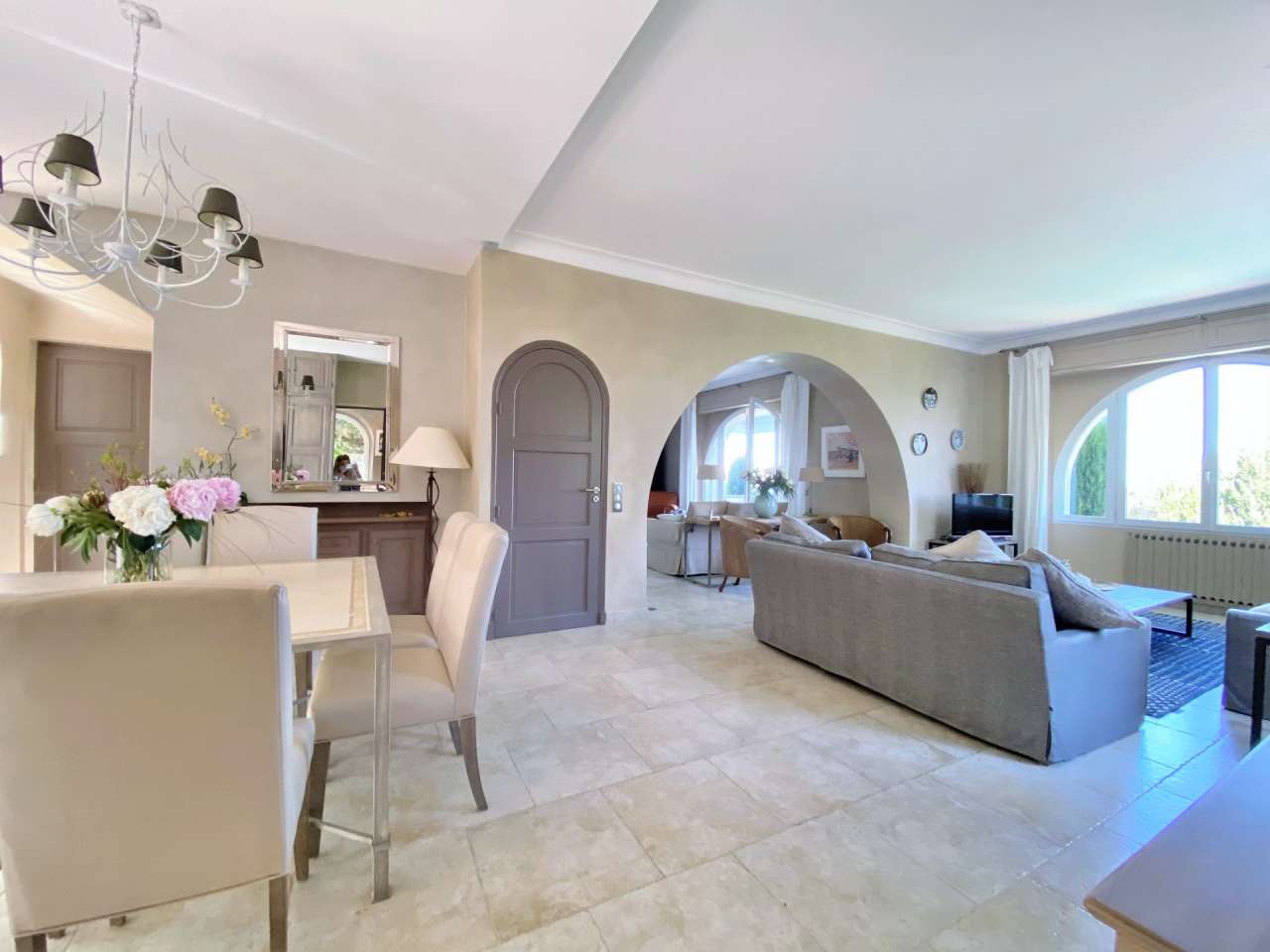 Luxurious and beautifully refurbished 5 bedroom villa, ideally set within a