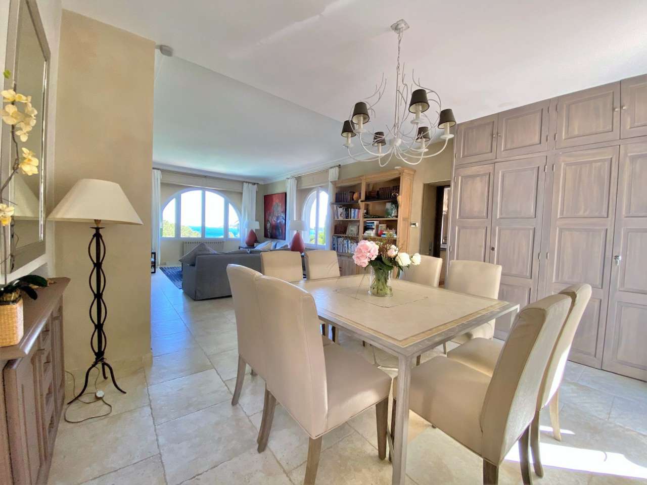 Luxurious and beautifully refurbished 5 bedroom villa, ideally set within a