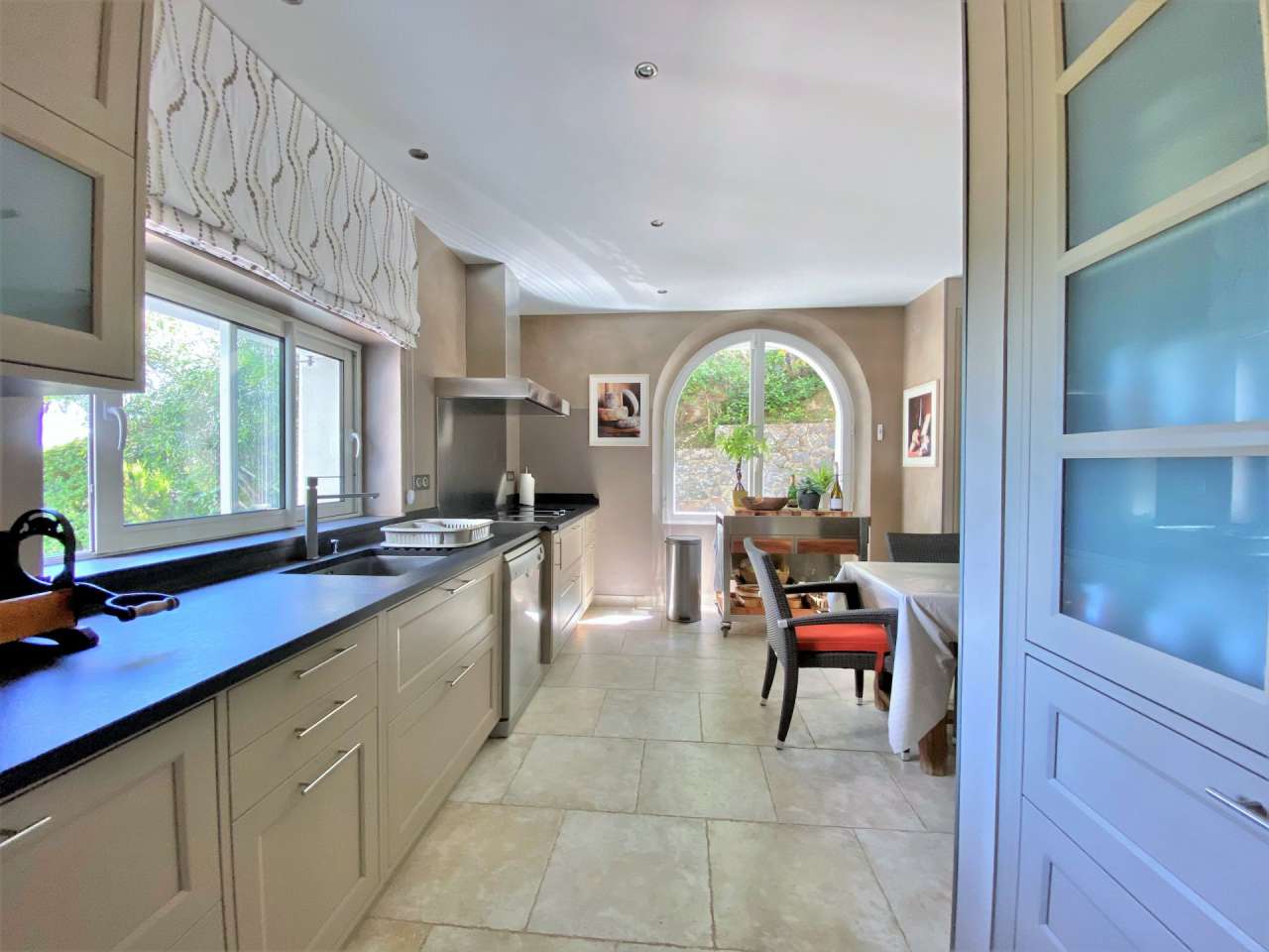 Luxurious and beautifully refurbished 5 bedroom villa, ideally set within a