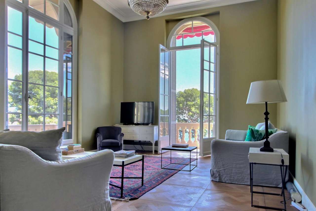 Magnificent 4 bedroom bourgeois apartment, with a total spacious living are
