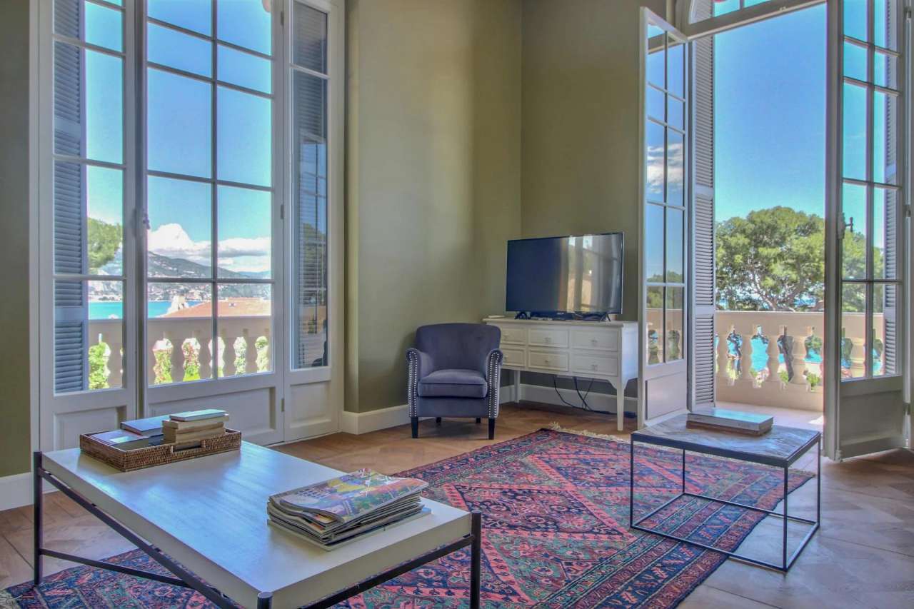 Magnificent 4 bedroom bourgeois apartment, with a total spacious living are