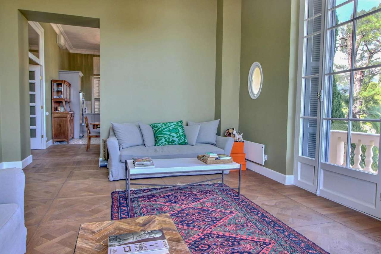 Magnificent 4 bedroom bourgeois apartment, with a total spacious living are