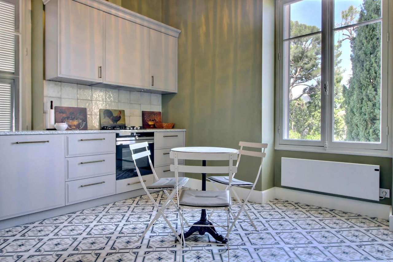 Magnificent 4 bedroom bourgeois apartment, with a total spacious living are